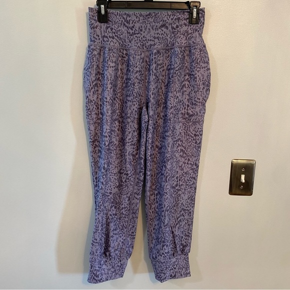 Athleta Salutation Printed Crop Jogger Pants Purple Animal Cheetah size Small - Picture 2 of 8